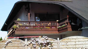 Haus mit Blumen.jpg
